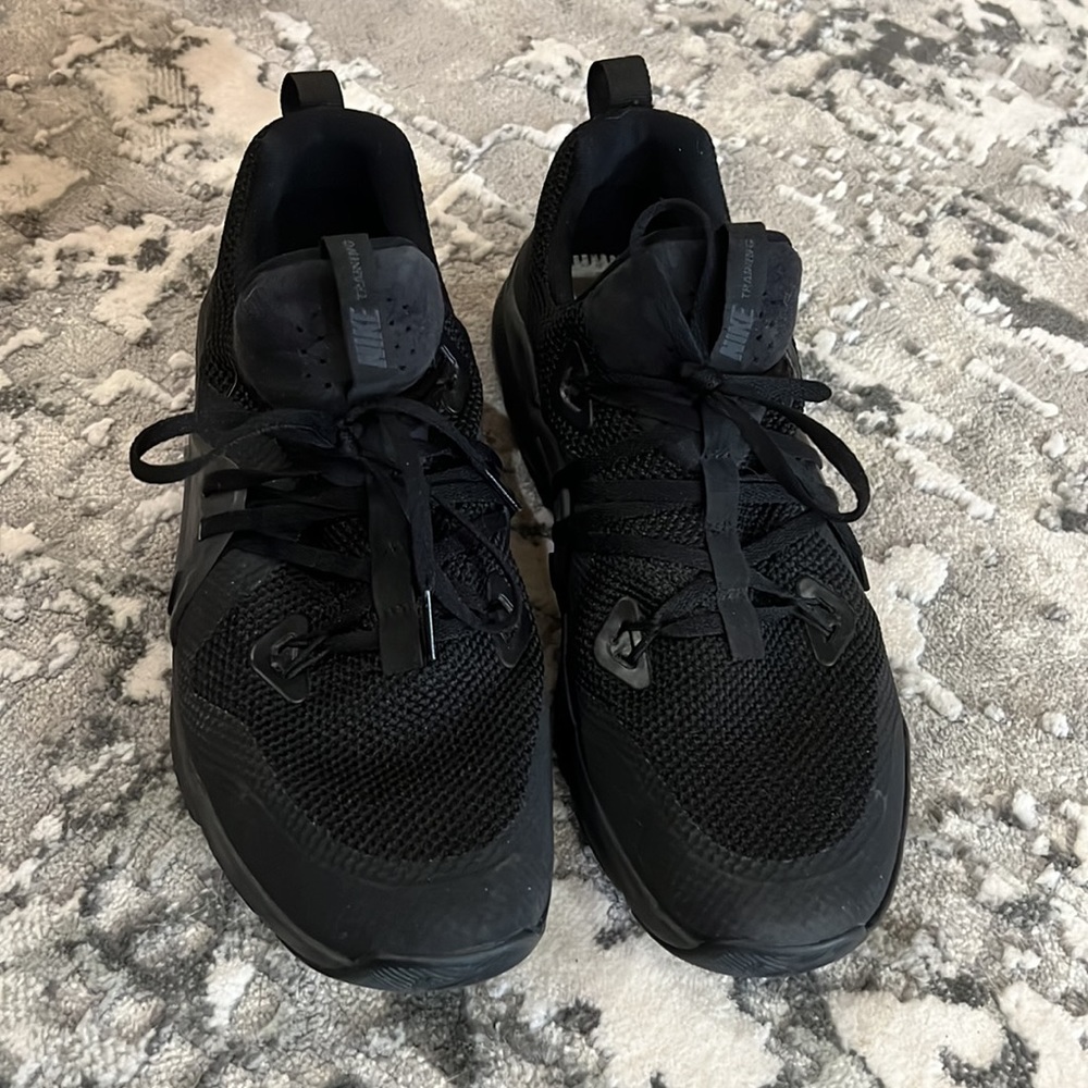 Nike Zoom Mens US 10 black shoes. EUC (no insoles)